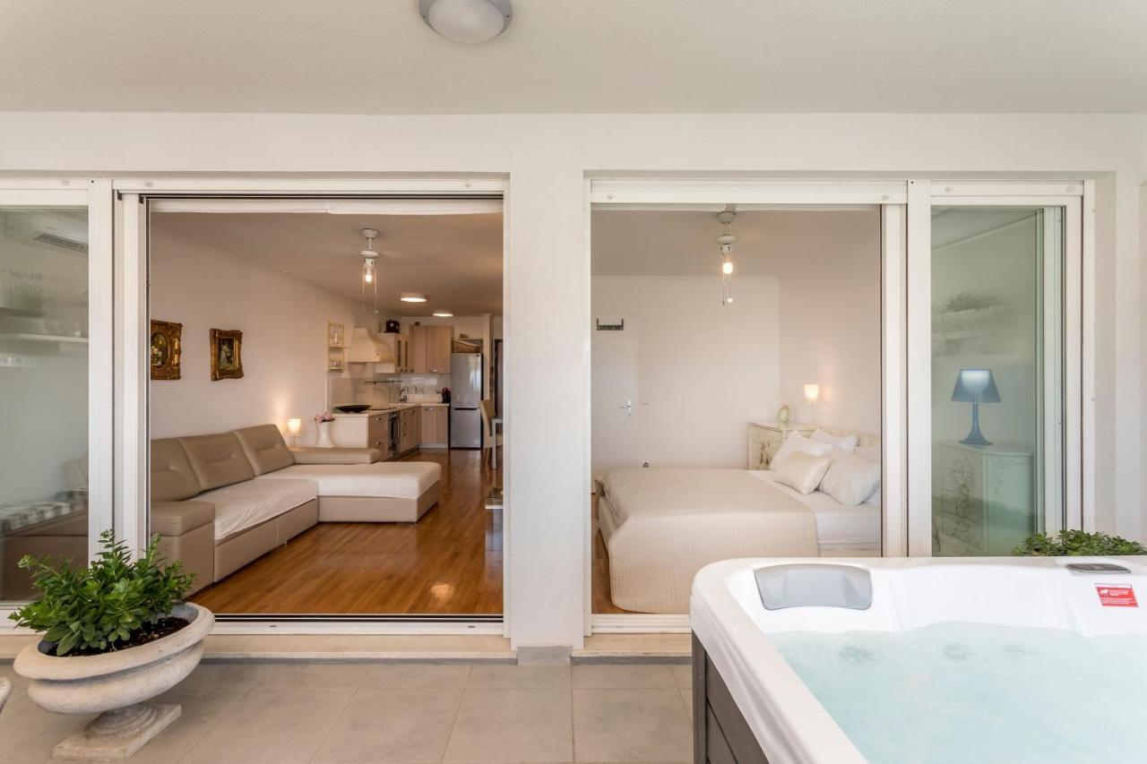 Velebis Superior Apartment - Luxurious One-Room Apartment With Jacuzzi - Prestigious Location By The Sea In The New City Center Of Znjan - Panoramic View Of The Sea And Islands - Free Garage Parking - Buralux Properties Split Exterior foto